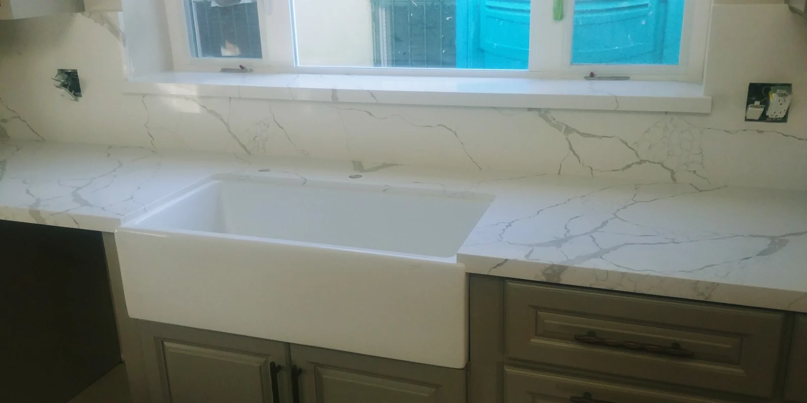 Cambria kitchen countertop with farmhouse sink and marble-look veining
